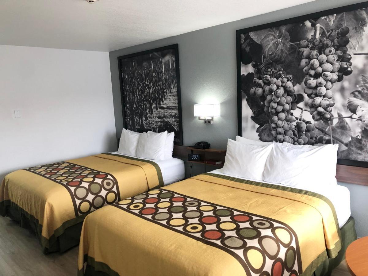 Super 8 By Wyndham Fort Bragg Eksteriør bilde