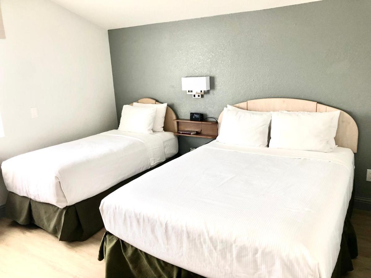 Super 8 By Wyndham Fort Bragg Eksteriør bilde