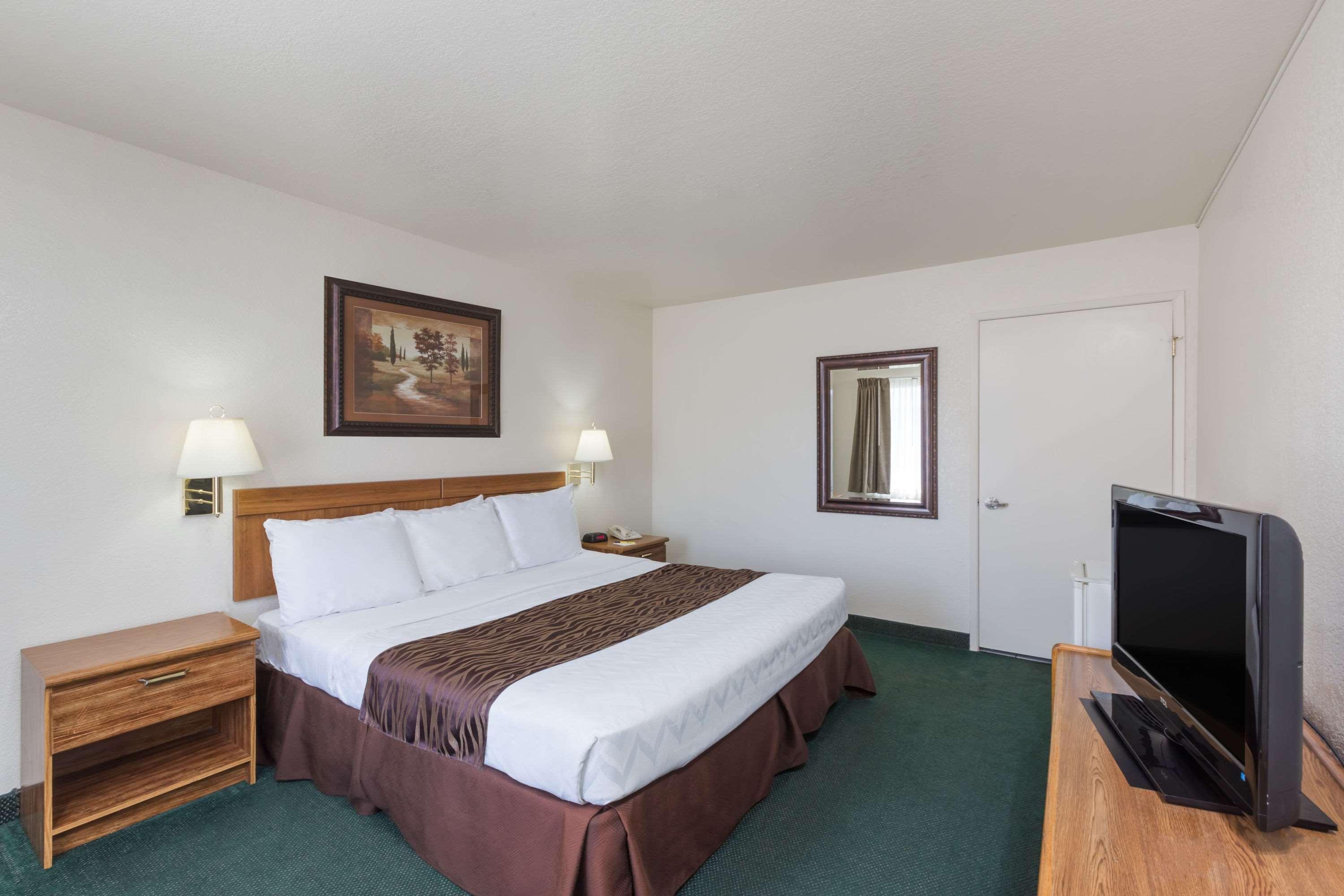 Super 8 By Wyndham Fort Bragg Eksteriør bilde